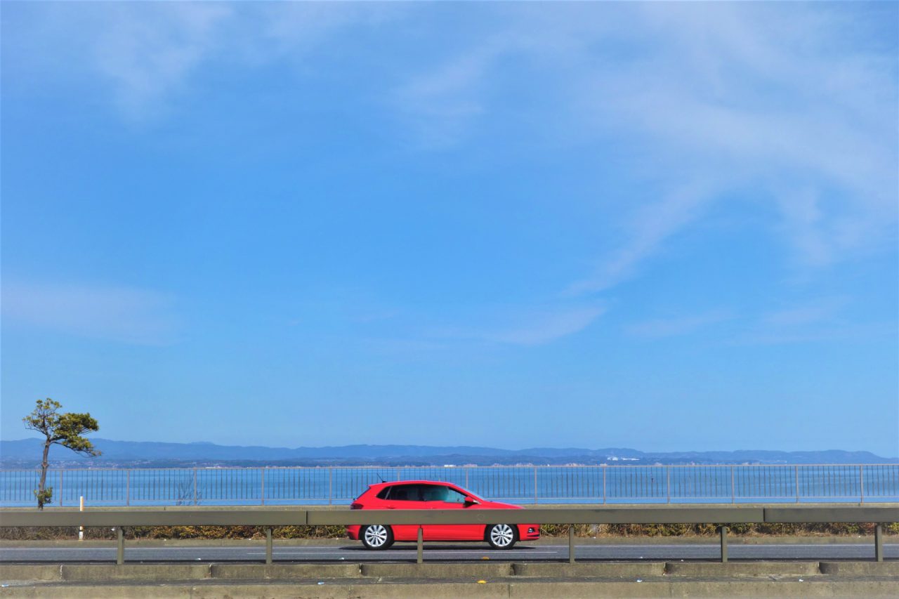 海沿いを走る車