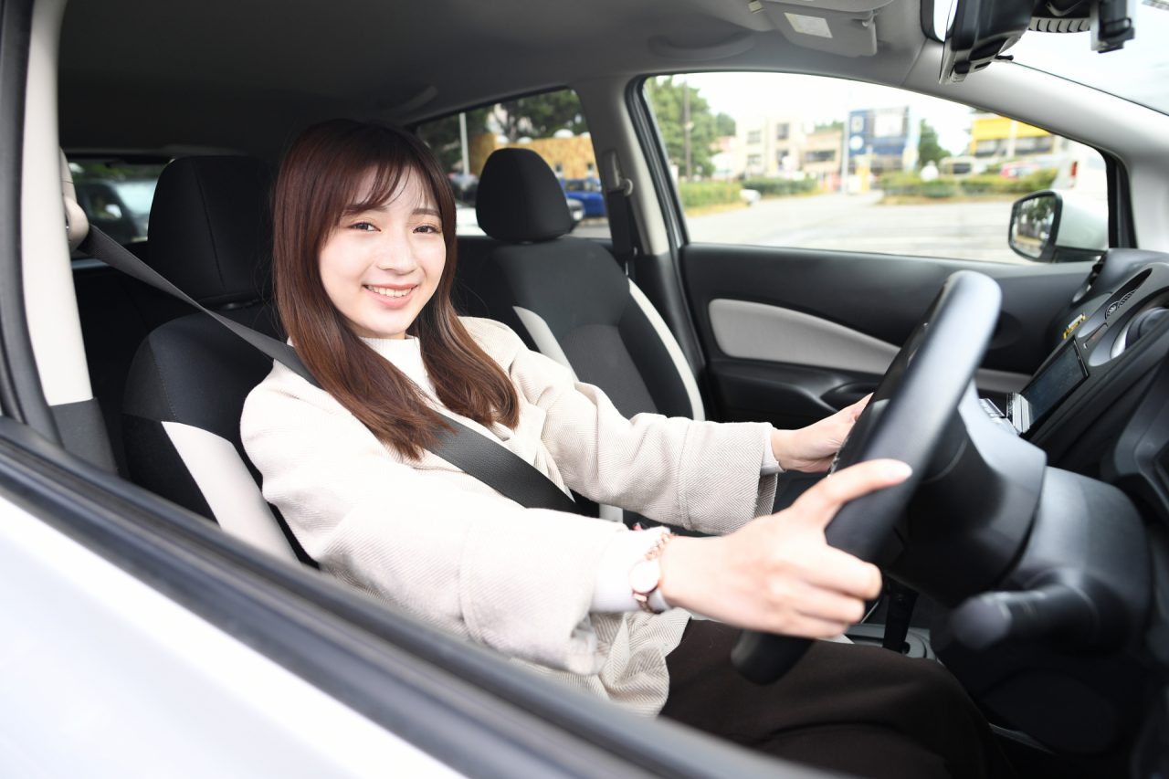 運転中の女性